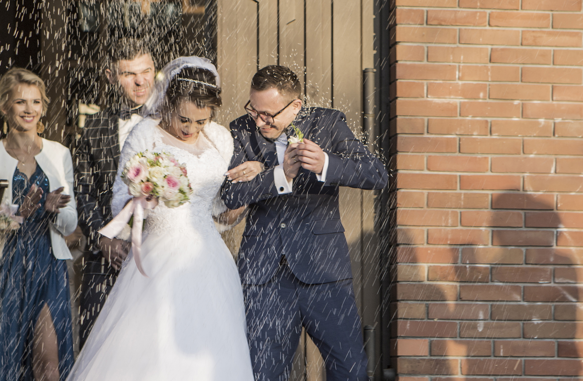 auto na ślub przy kościele