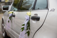 auto do ślubu z dekoracją